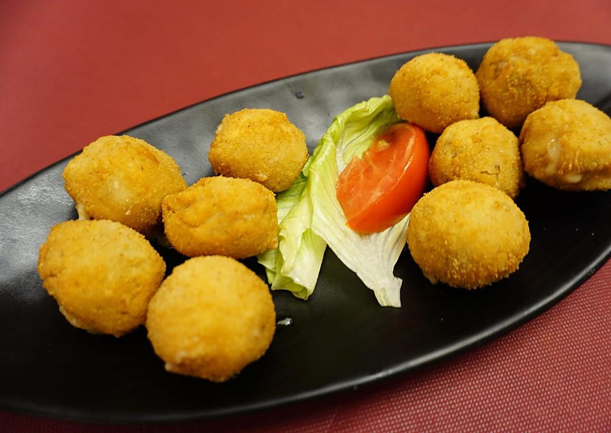 Imagen secundaria 1 - No tiene carta porque elabora cocina de mercado con lo que compra cada día, pero el cachopo y sus croquetas ya han conquistado corazones.