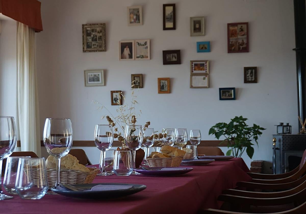 Imagen principal - Maribel Barrado con su arroz de la tierra con cardillos y criadillas.