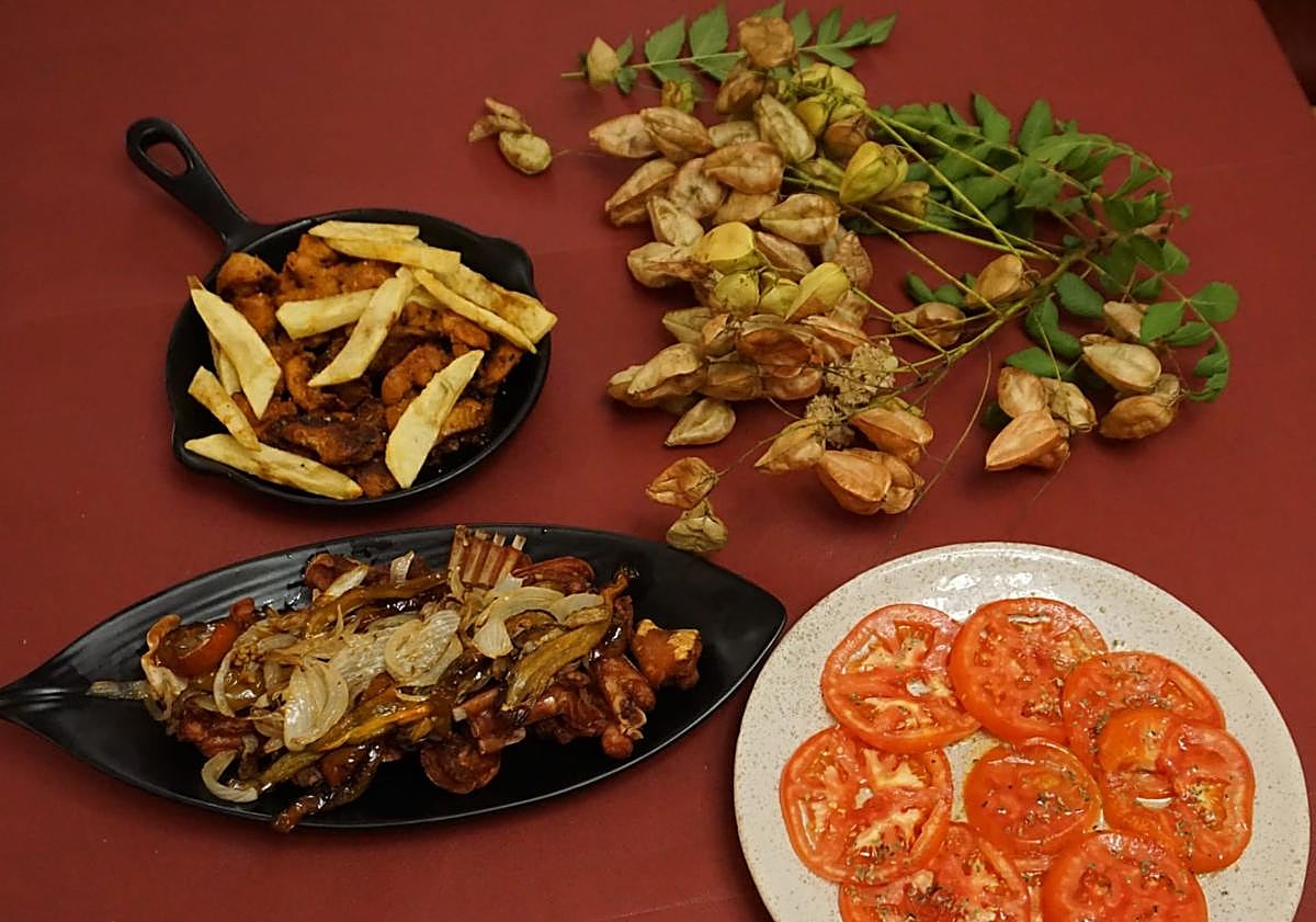 Imagen principal - No tiene carta porque elabora cocina de mercado con lo que compra cada día, pero el cachopo y sus croquetas ya han conquistado corazones.