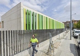 Colegio público Nuestra Señora de Bótoa, junto a la plaza de toros de Badajoz.