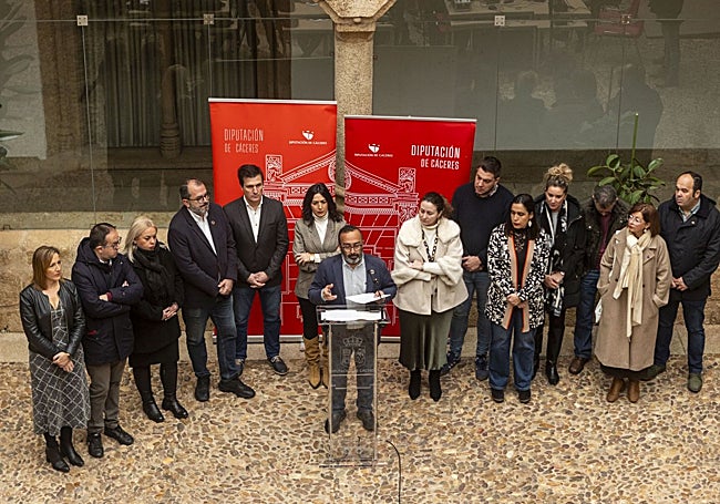Los miembros del gobierno provincial en el claustro del complejo San Francisco.