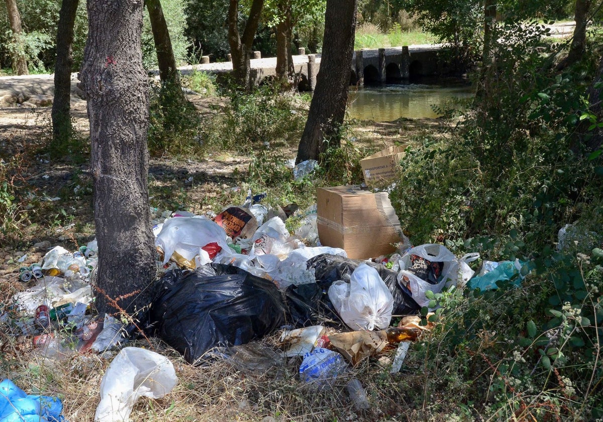 Basura acumulada a las orillas del río Gévora, en una foto de archivo.