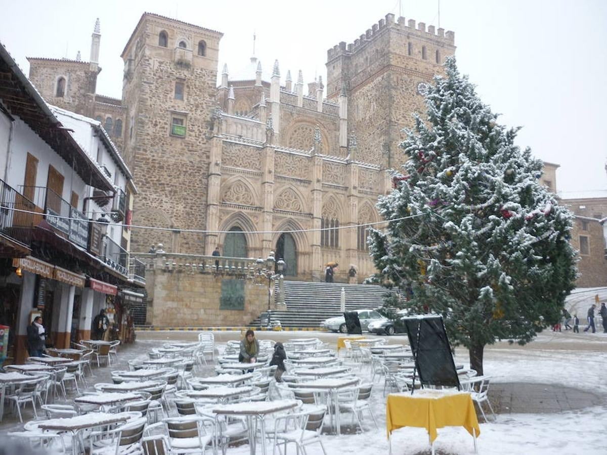 El 10 de enero de 2010 la mayor parte de Extremadura se cubrió de blanco. En la imagen, Guadalupe.