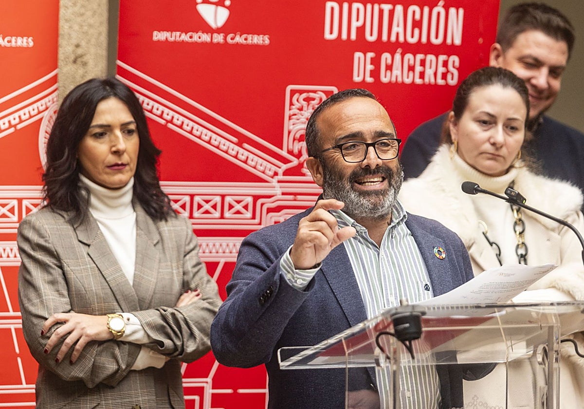 Miguel Ángel Morales y varios diputados provinciales en su comparecencia de este viernes.
