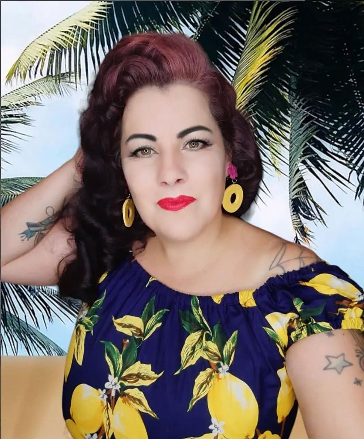 Yolanda Refolio vestida con uno de sus modelos.