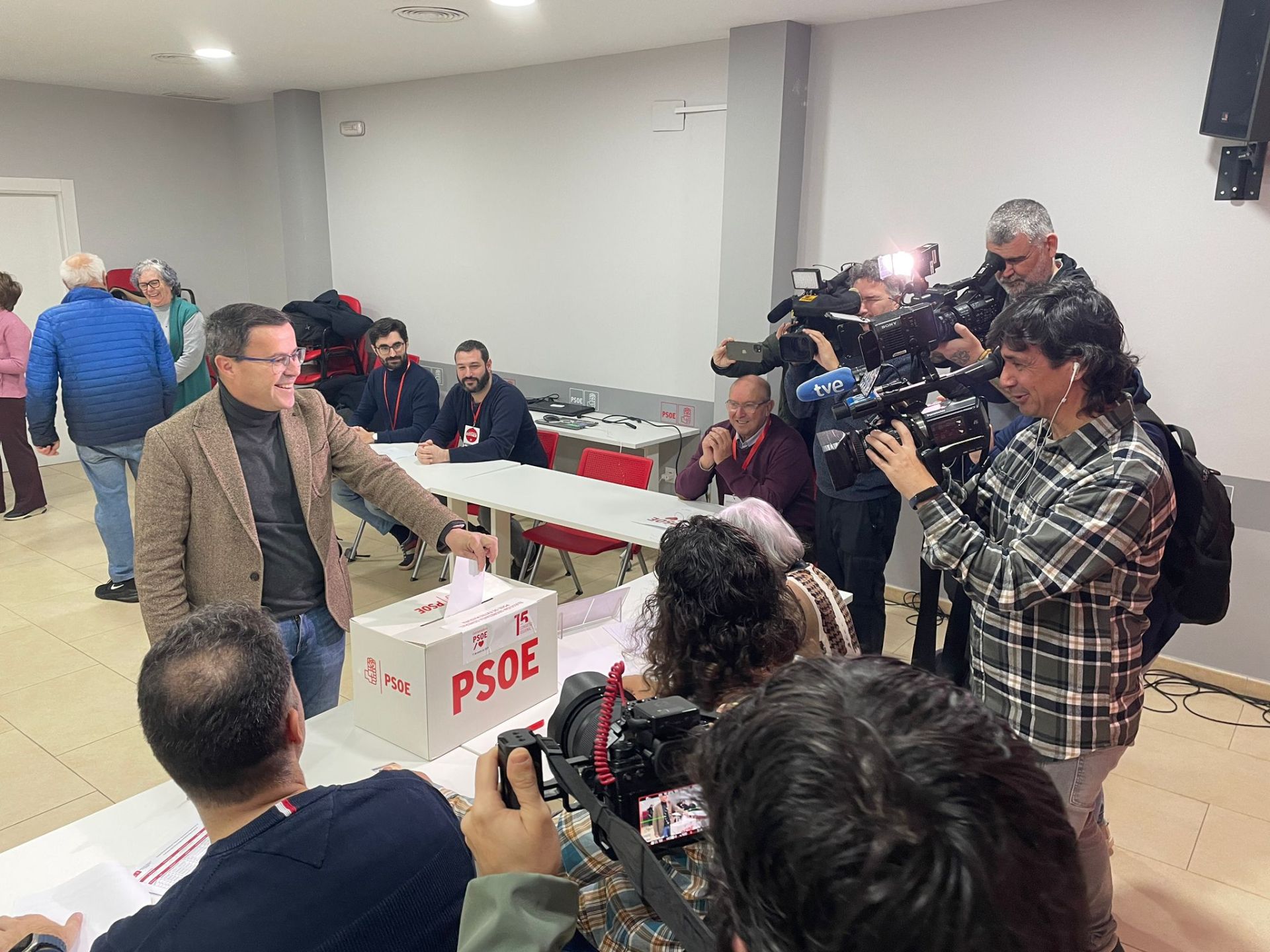 Los militantes del PSOE de Extremadura votan para elegir a su secretario general