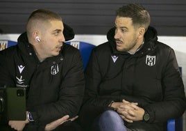 Dani Soler, segundo entrenador, y Sergi Guilló, en el banquillo del Romano en el choque ante el Fuenlabrada.