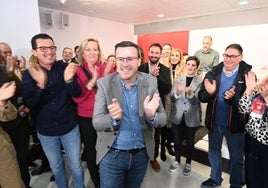 Miguel Ángel Gallardo celebra en la sede del PSOE extremeño en Mérida la victoria en las primarias.