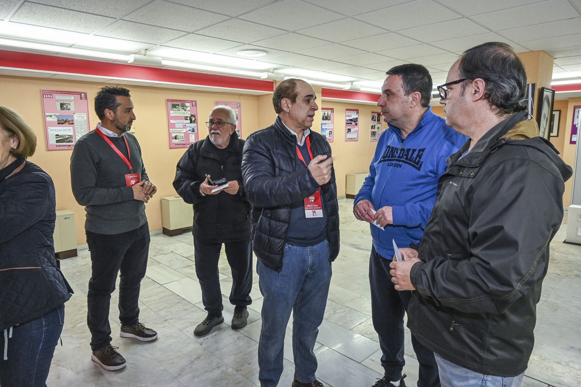 Los militantes del PSOE de Extremadura votan para elegir a su secretario general