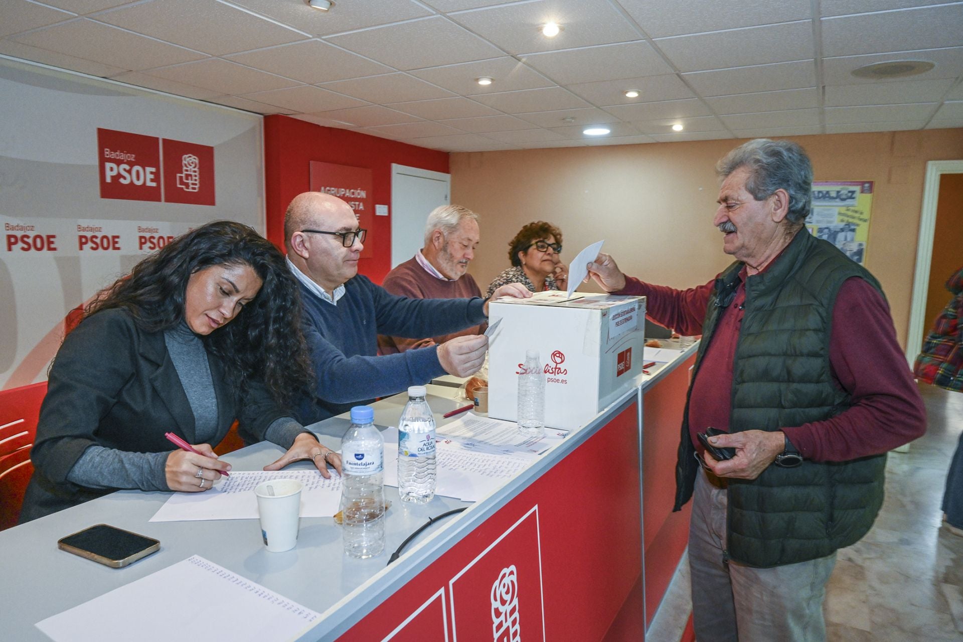 Los militantes del PSOE de Extremadura votan para elegir a su secretario general