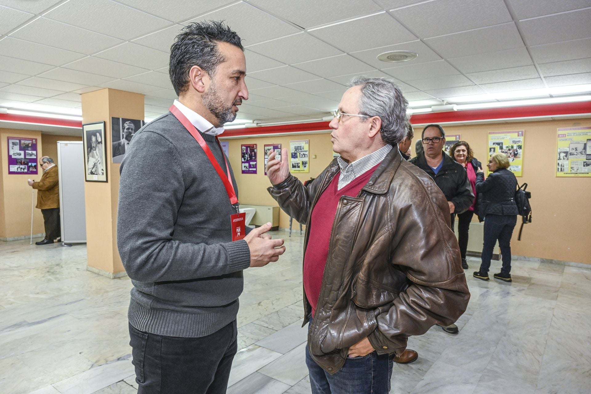 Los militantes del PSOE de Extremadura votan para elegir a su secretario general