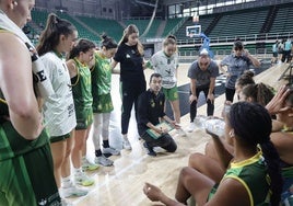 Jesús Sánchez dando instrucciones a sus jugadoras.