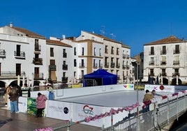 Últimos patinadores en la Plaza Mayor de Cáceres este domingo.