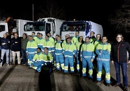 Operarios de Valoriza con técnicos y responsables municipales y de la empresa en el primer servicio.