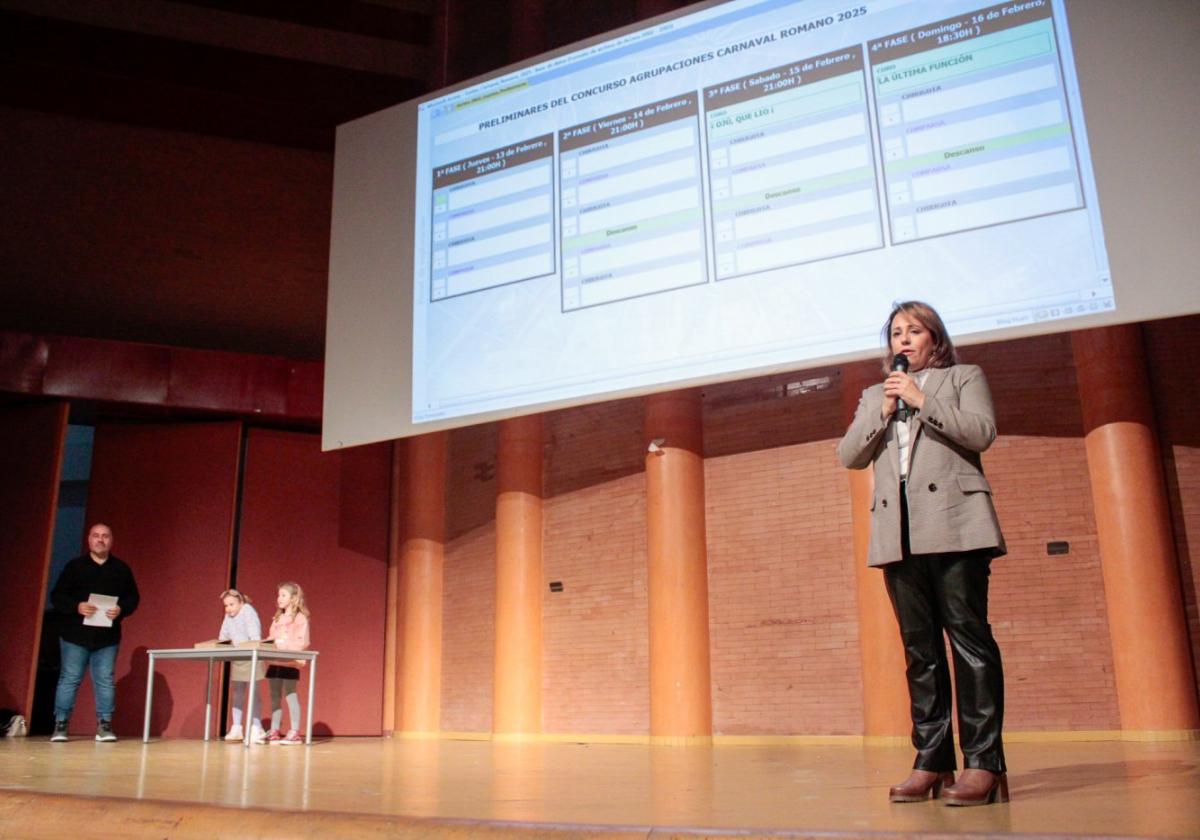 La concejala de festejos, Ana Aragoneses, en el sorteo de ayer en el Centro Cultural Alcazaba.