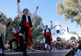 Imagen de la romería de los Santos Mártires de 2024, con la ermita del Paseo Alto de fondo.