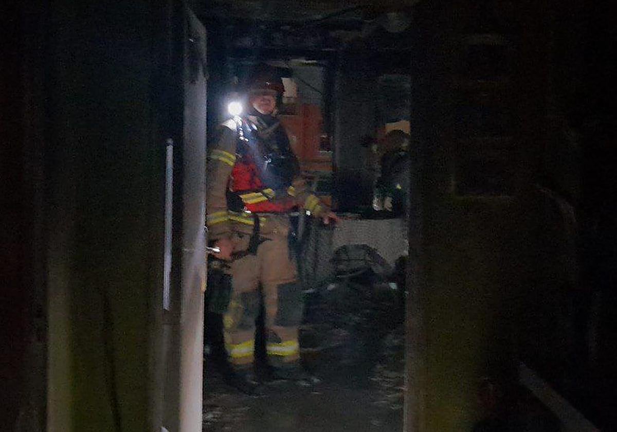 Un bombero del Sepei en un incendio en una vivienda de la provincia de Cáceres.