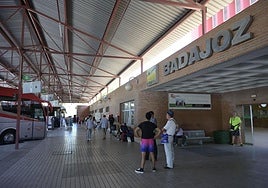 Andenes casi vacíos de la estación de autobuses de Badajoz.