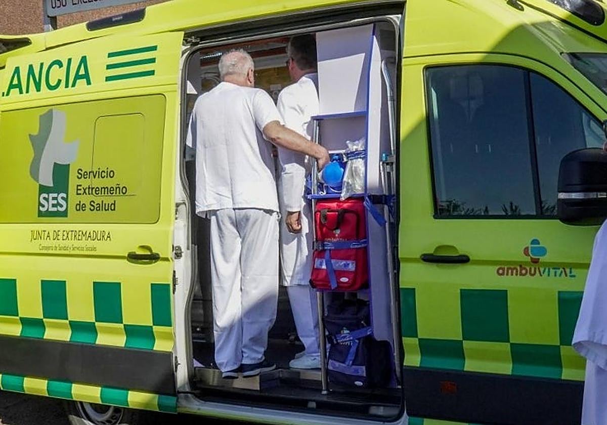 Imagen de archivo de una ambulancia del servicio de transporte terrestre de Extremadura. HOY