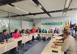 Responsables de Educación y sindicatos docentes en una reunión el pasado diciembre.