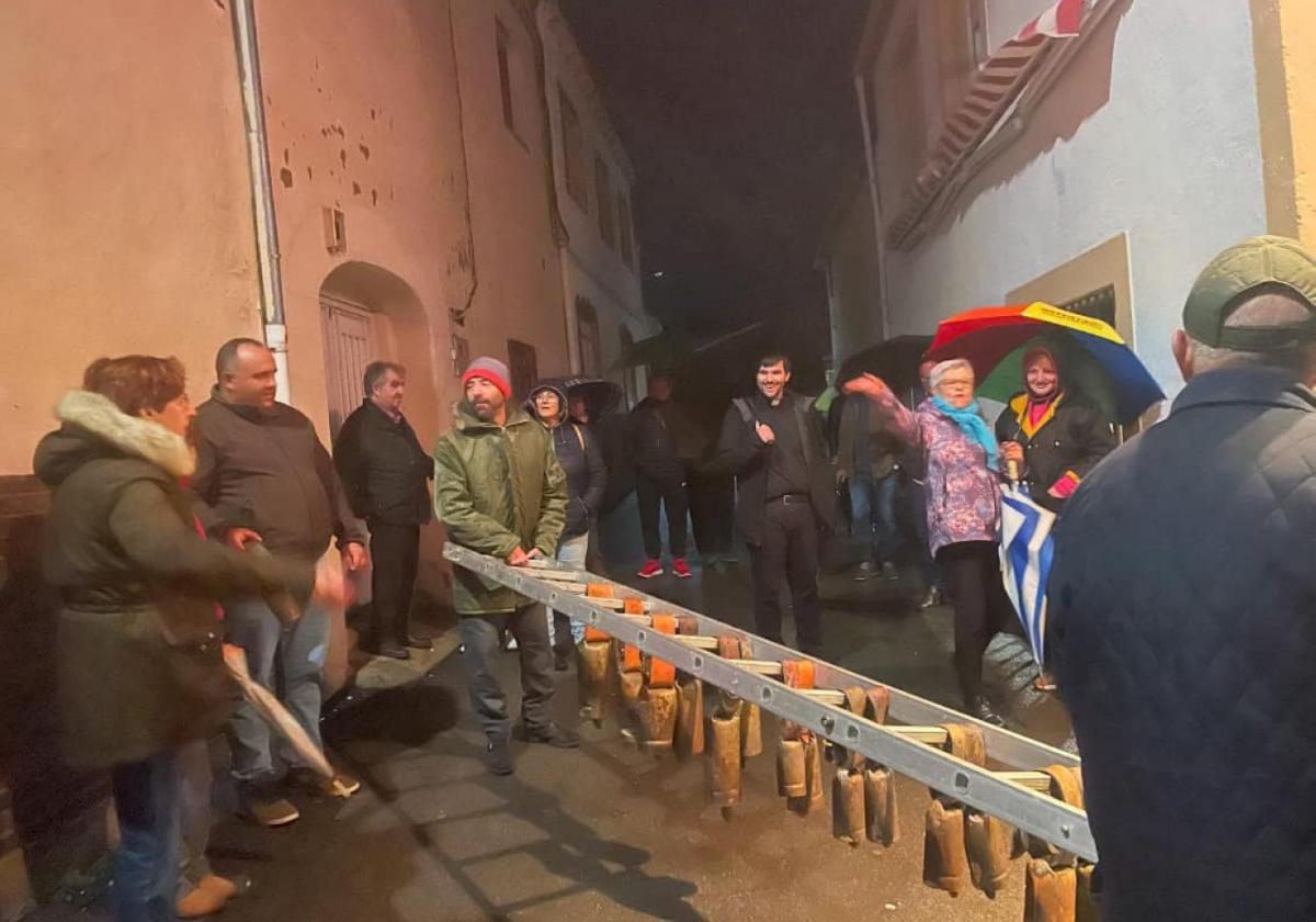 Vecinos de Carrascalejo marchan con los cencerros.