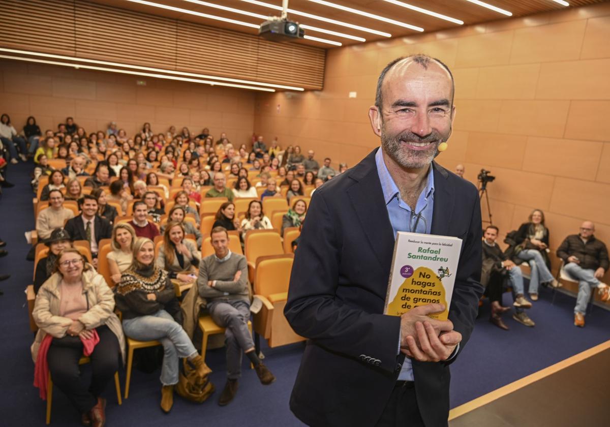 Rafael Santandreu llena en su conferencia en Aula de Cultura HOY