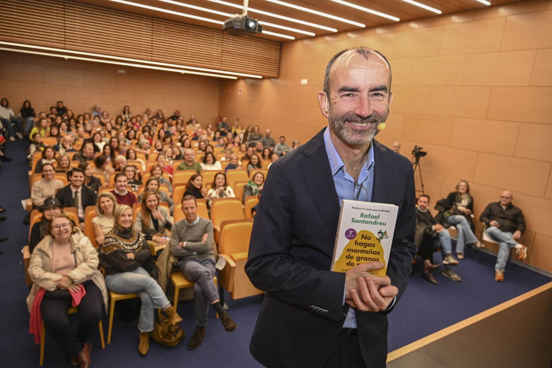 Rafael Santandreu llena en su conferencia en Aula de Cultura HOY