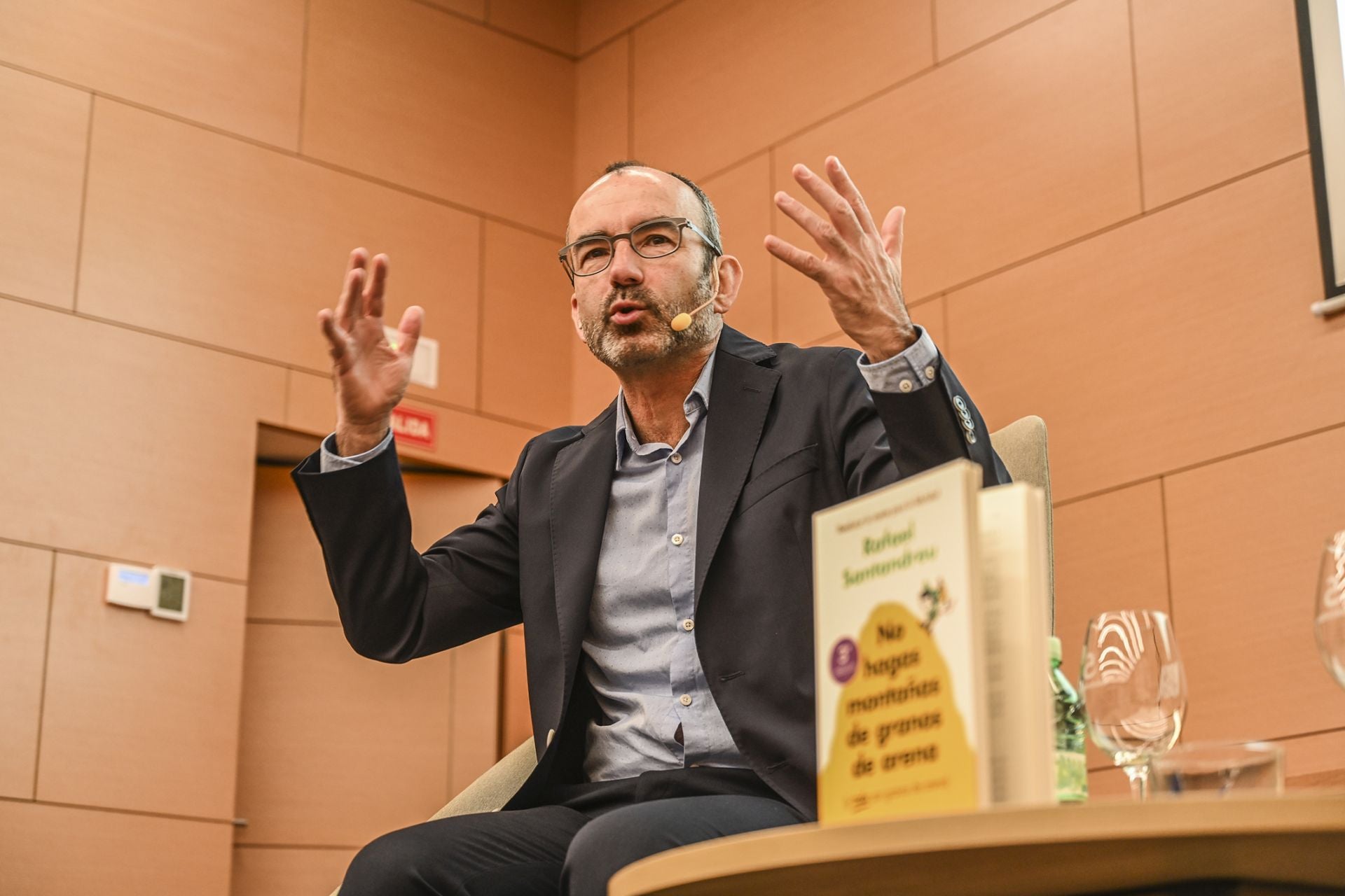 Rafael Santandreu llena en su conferencia en Aula de Cultura HOY