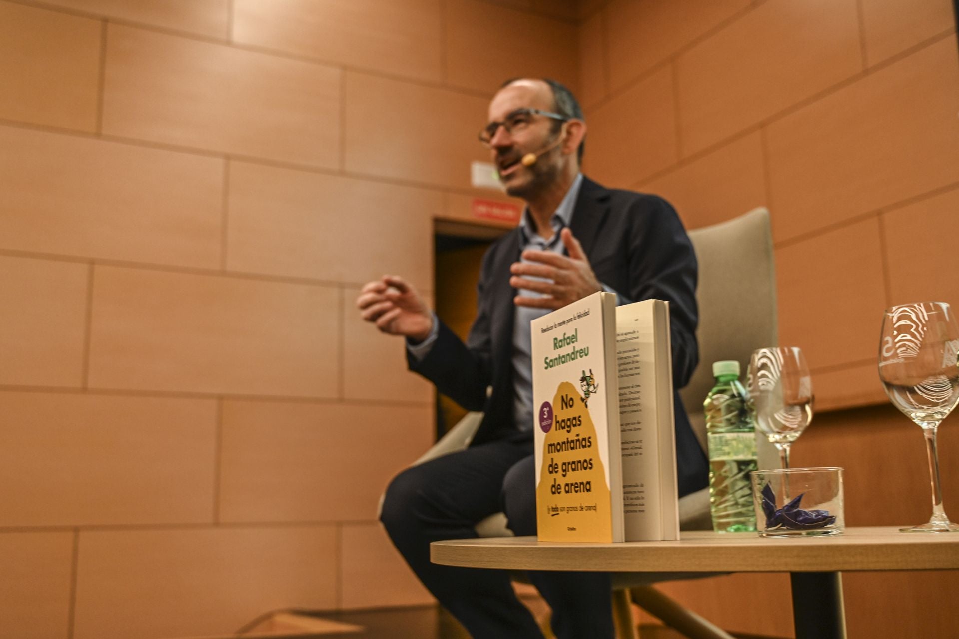 Rafael Santandreu llena en su conferencia en Aula de Cultura HOY