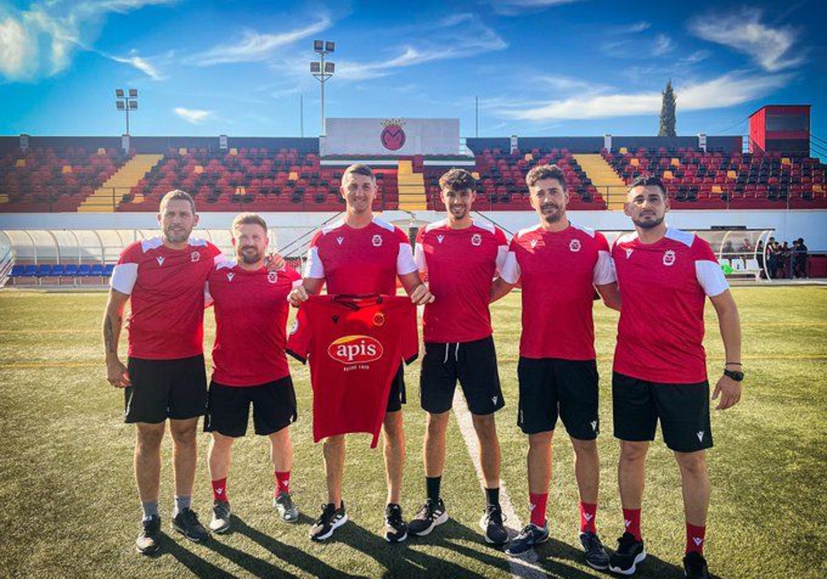 Germán Corengia, en el centro, junto a su cuerpo técnico en el Montijo.