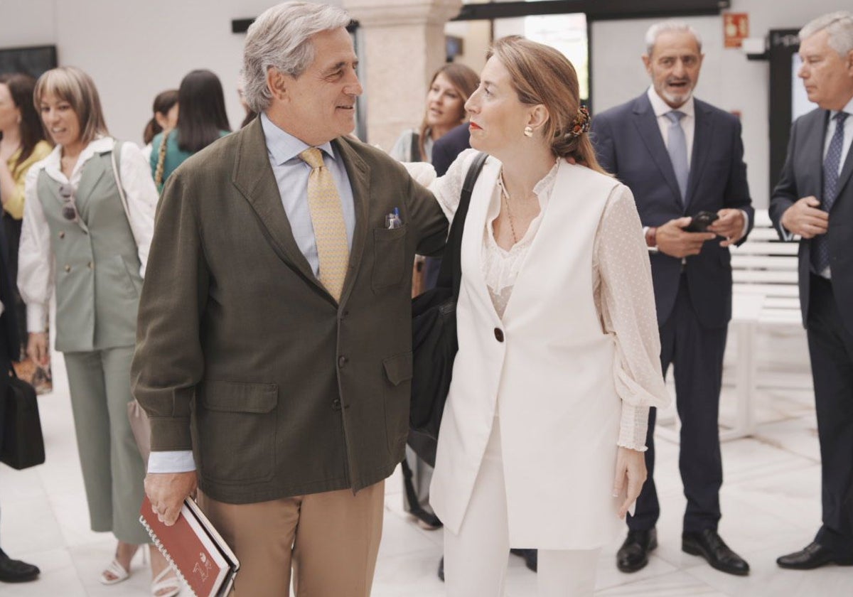 Ignacio Higuero, titular de Gestión Forestal y Mundo Rural, responsable de nuevos regadíos, junto a María Guardiola en la Asamblea.