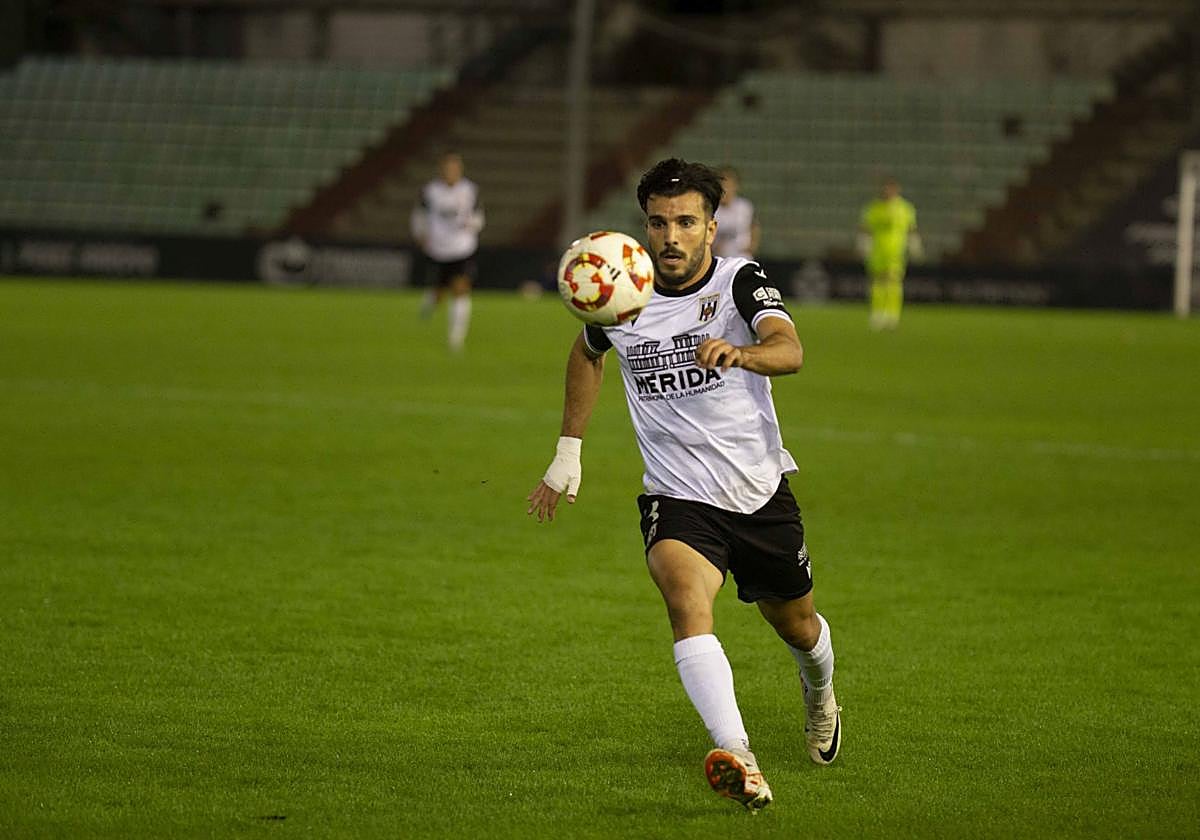 Sergi Segura en el duelo ante el Alcoyano en el Romano.