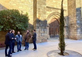 El alcalde de Cáceres y el presidente de la Diputación (segundo y tercero por la izquierda respectivamente), este miércoles en la remodelada plaza del Doctor Durán de Cáceres.