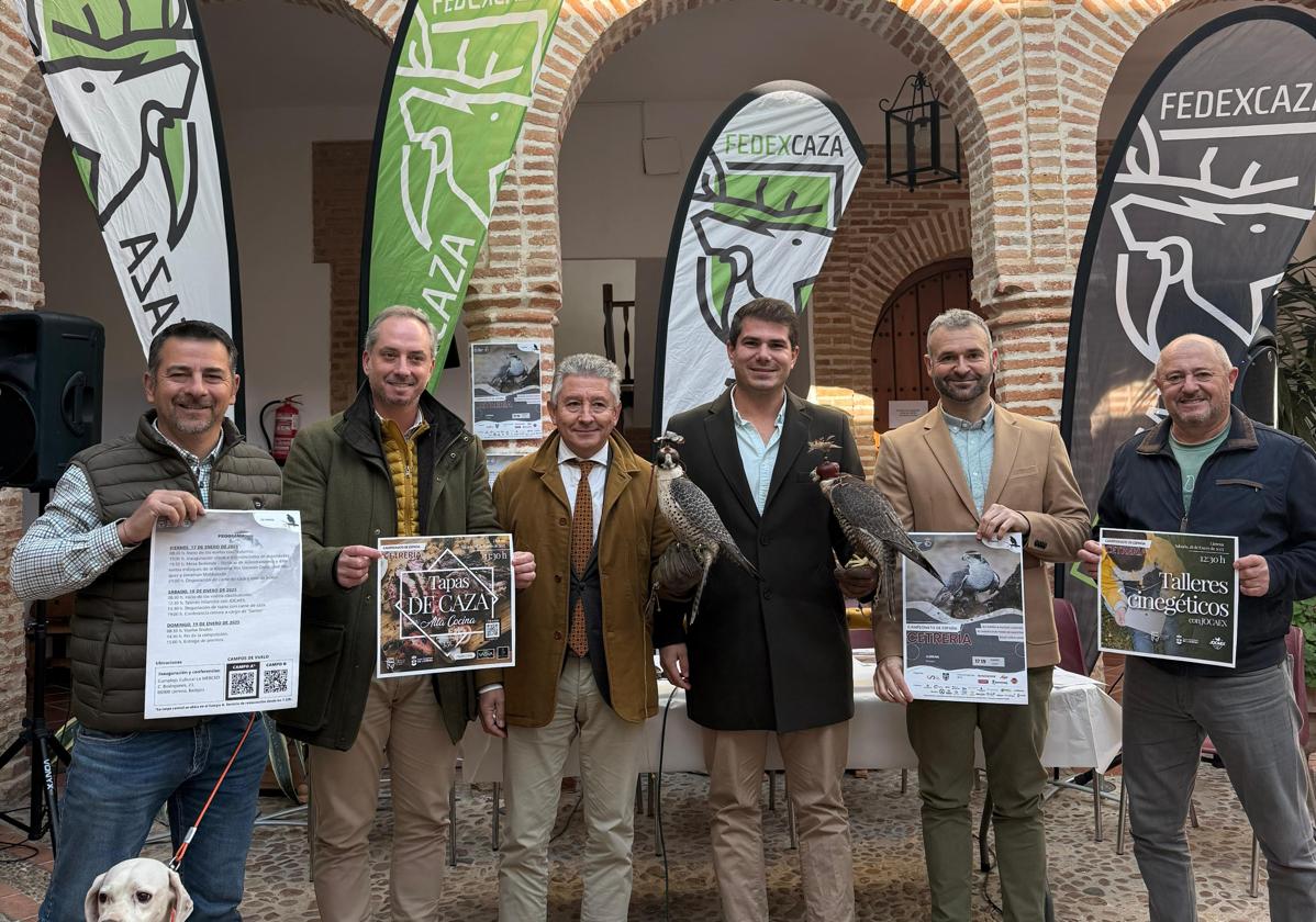 Presentación este miércoles en Llerena del Campeonato de España de Cetrería, que se disputa el fin de semana en la localidad de la Campiña Sur.