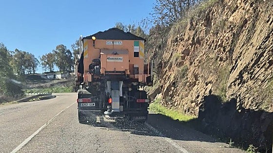 El frío intensifica el reparto de sal en las carreteras extremeñas para evitar placas de hielo