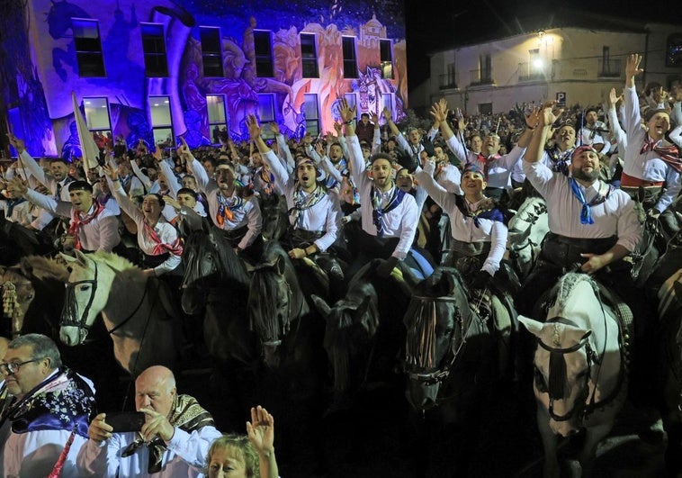 Jinetes y viandantes lanzan vítores a San Antón para espantar el frío que hizo en Navalvillar de Pela.