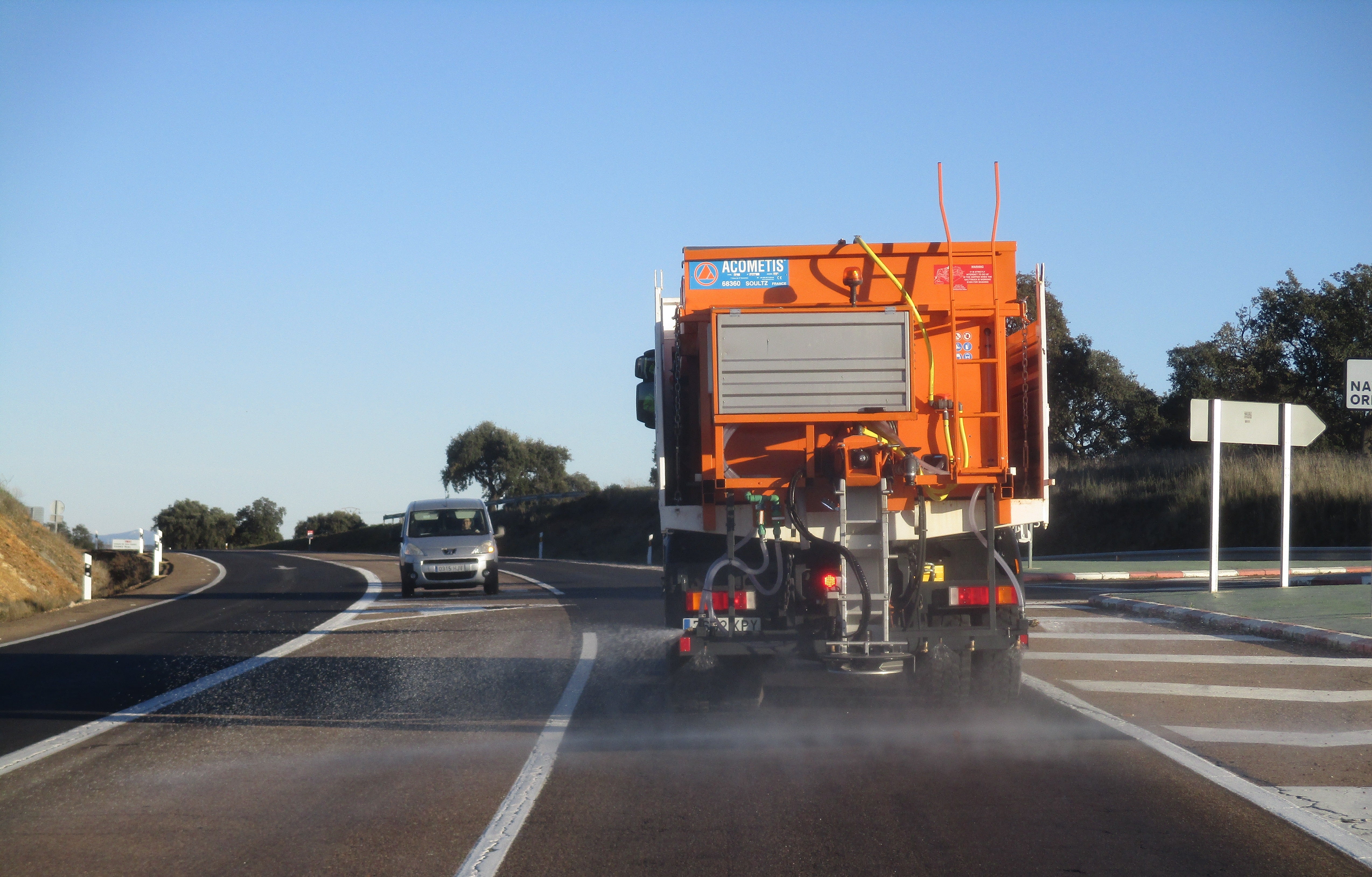 Fotos | Así se limpian las carreteras extremeñas para evitar placas de hielo