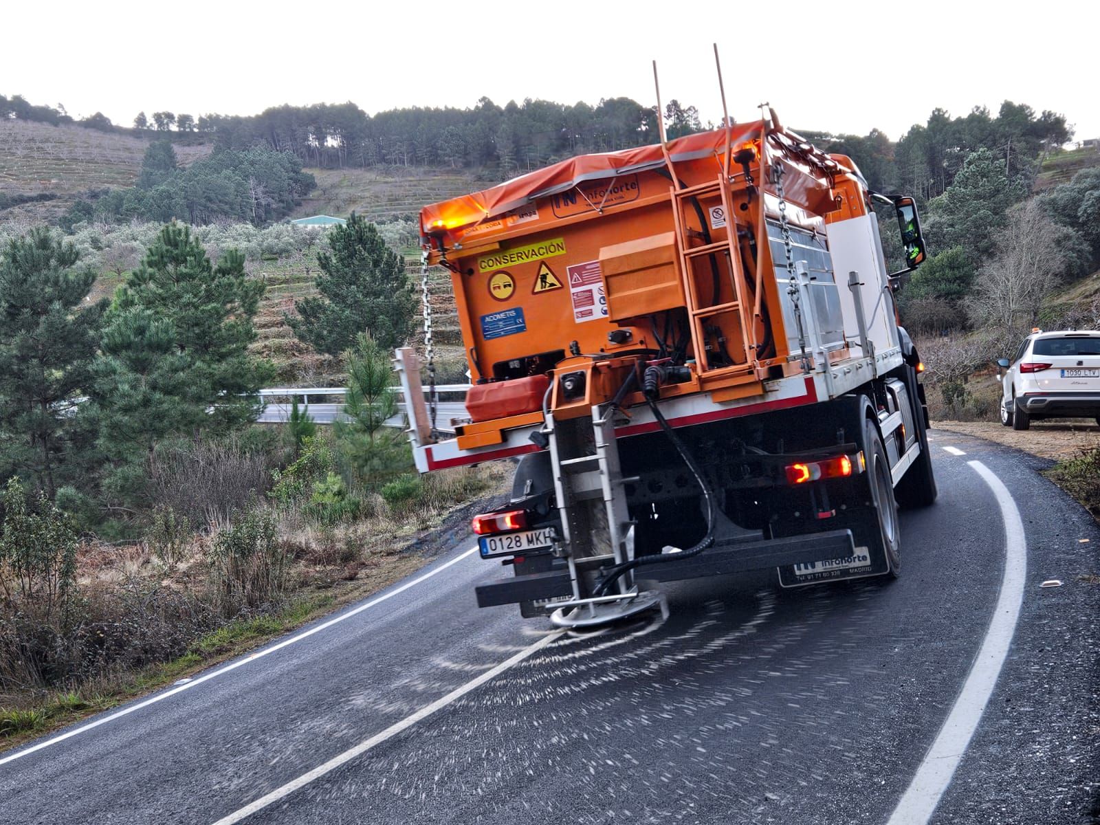 Fotos | Así se limpian las carreteras extremeñas para evitar placas de hielo