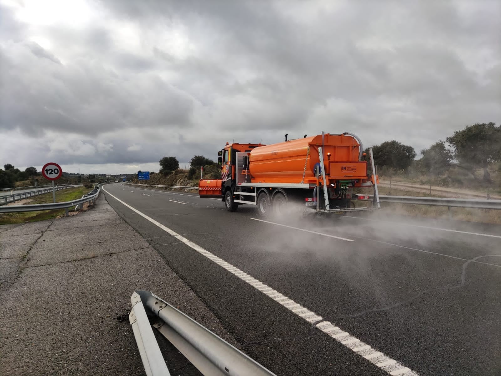 Fotos | Así se limpian las carreteras extremeñas para evitar placas de hielo