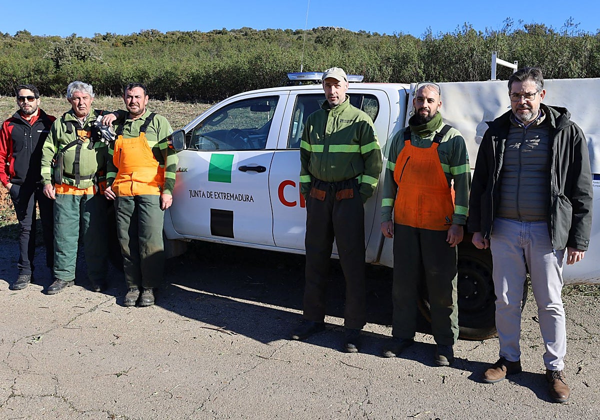 Algunos integrantes del retén de la Montaña, ayer, con el director de Prevención de Incendios, a la derecha.