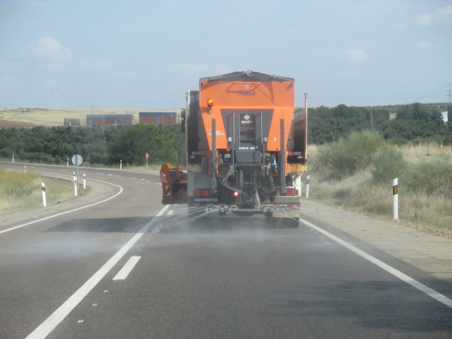 Fotos | Así se limpian las carreteras extremeñas para evitar placas de hielo