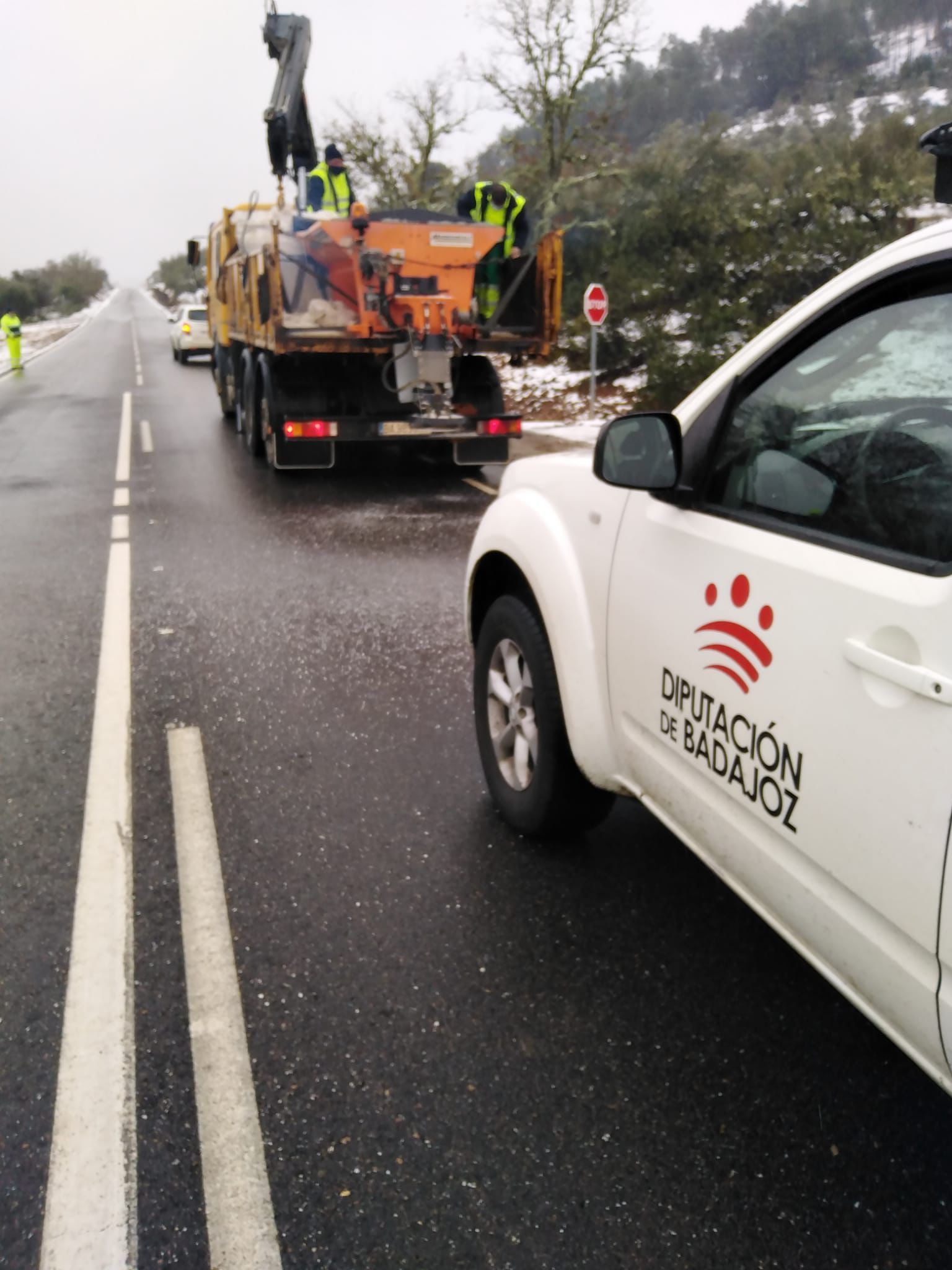 Fotos | Así se limpian las carreteras extremeñas para evitar placas de hielo