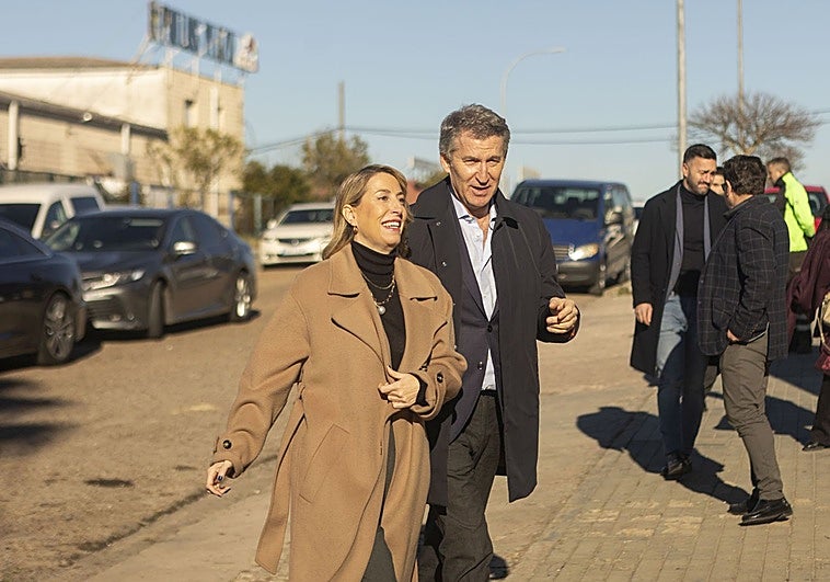 Guardiola y Feijóo a su llegada al polígono industrial de Las Capellanías, en Cáceres.