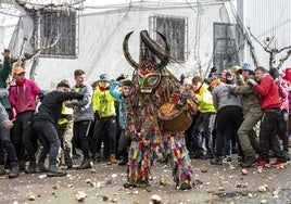 El ancestral Jarramplas volverá a recorrer las calles de Piornal el domingo.