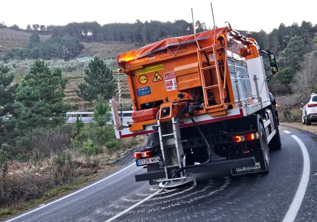 Camión esparciendo sal este miércoles en una carretera de la provincia de Cáceres.