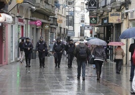 Agentes de policía a pie por la calle San Pedro de Cáceres, una de las incluidas en el estudio de la UEx.