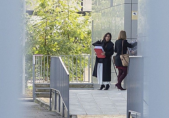 Beatriz Biedma, a la izq. sale de los juzgados de Badajoz tras interrogar a David Sánchez.