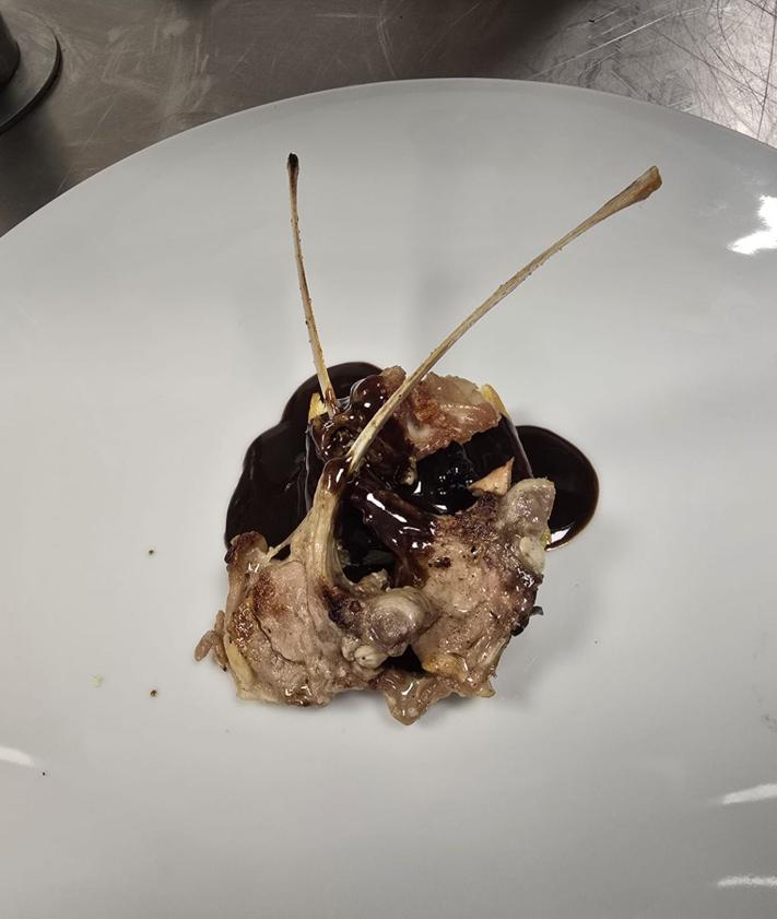 Imagen secundaria 2 - Bacalao salado, caviar de esturión e hinojo; gambón al horno de brasas y galanga, y cabrito, brioche y chocolate picante son algunos de los pases del recién estrenado menú degustación.