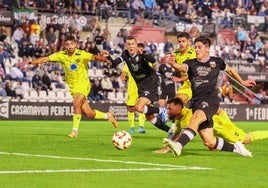 Juanjo Sánchez marcando el 2-1 ante el Intercity en el Romano.