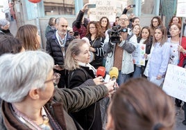 Mercedes Vaquera habla con las TEI en la protesta que realizaron el pasado noviembre en la Asamblea.